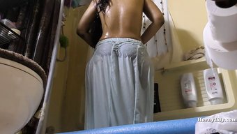 Güney Hint Hizmetçisinin Gizli Kamera Banyo Temizliği Ve Duşu