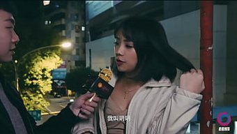Yueyue'Nin Küçük Bir Atla Röportajı