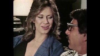 Milf Porno Yıldızı, Sert Eylemde Genç Bir Inekle Başa Çıkıyor