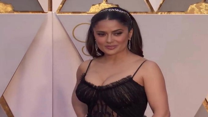 Salma Hayek'In Sansasyonel Oscar'Ları, Baştan Çıkarıcı Akşam Elbisesi Ve Stilettolarla Geliyor