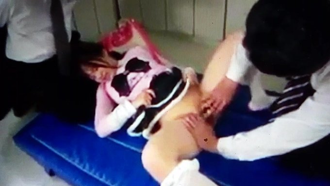 Metre Hizmetçi Üniforması Giyen Genç Ve Çekici Risa