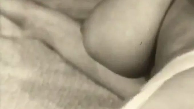 Büyük Doğal Göğüslere Sahip Klasik Vintage Pornoda Göğüslü Bebekler