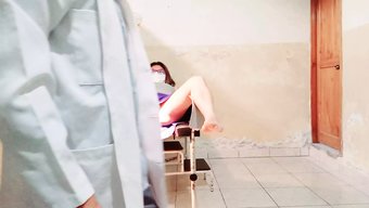 Kadın Hastanın Tahrik Olan Doktor Tarafından Tıbbi Muayenesi