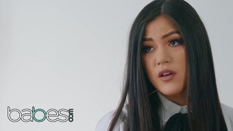 Kendra Spade Ve Stirling Cooper, Fabrika Bölüm 2'De - Göğüslü Kızlar