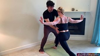 Üvey Oğlu Üvey Annesine Yoga Dersi Veriyor Ve Ev Yapımı Bir Videoda Amını Gerdiriyor
