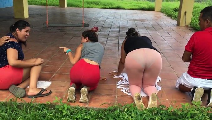 Tayt Giymiş Yoga Uygulaması Sıcak Seks Seansına Yol Açıyor