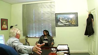 Kıvrımlı Siyah Kadın, Gerçek Hayatta Porno Işi Için Seçmelere Katılıyor