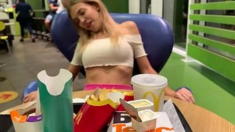 Seks Oyuncaklarıyla Halka Açık Mastürbasyon: Sweet B'Nin Mcdonald'S'Taki Gerçek Orgazmı