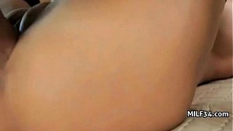 Tatilde Dolgun Göğüslü Milf Yarrağıyla Doluyor