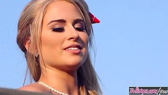 Maya Rae, Tend To My Garden'Da Zevk Alıyor