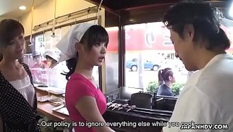 Yüksek Çözünürlükte Bir Dildo Ve Penisle Yoğun Anal Sikiş