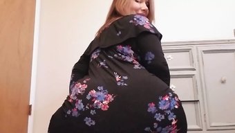 Büyük Doğal Göğüslere Ve Büyük Bir Popoya Sahip Ssbbw Bebek Yaramaz Oluyor