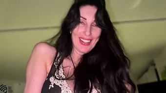Sıcak Bir Milf Olan Liza Virgin Yoğun Orgazm Yaşıyor