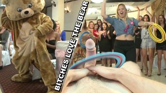 Seksi Bekarlığa Veda Partisi, Birden Fazla Partnerle Bir Striptizcinin Performansının Tadını Çıkarıyor