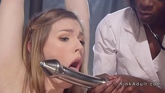 Baskın Hemşire, Itaatkar Hastasına Anal Seks Ve Strapon Veriyor