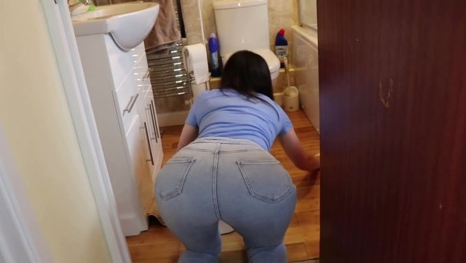 Küçük Göğüslü Olgun Avrupalı Milf Yaramaz Oluyor