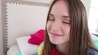 Esmer Üvey Kız Kardeş Hazel Moore, Büyük Yarrağı Olan Üvey Erkek Kardeşine Ayak Işi Ve Sakso Çekiyor