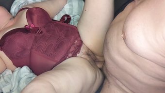 Dolgun Bir Milf, Güçlü Bir Sevişme Seansının Tadını Çıkarıyor