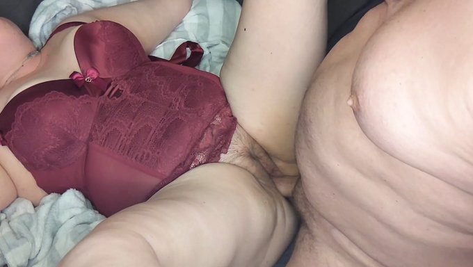 Dolgun Bir Milf, Güçlü Bir Sevişme Seansının Tadını Çıkarıyor