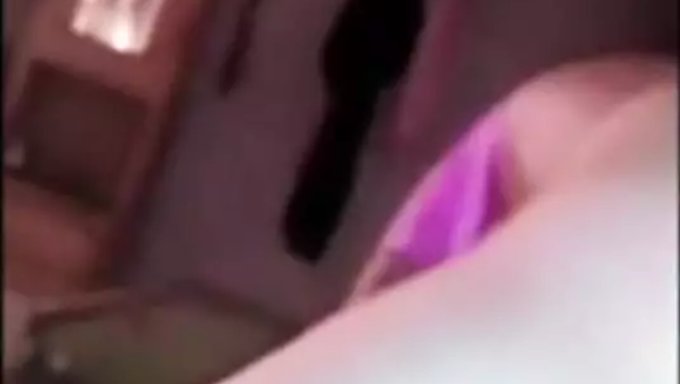 Biseksüel Hizmetçi, Patronu Tarafından Sıcak Bir Üçlüde Beceriliyor