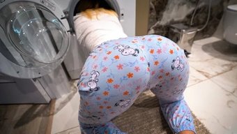 Jenny Lux'Un Üvey Kardeşi Yapışkan Bir Durumda Yakalanır Ve Sikişir.