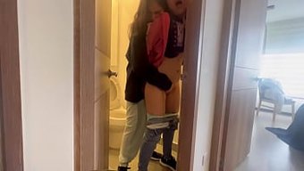 Amatör Lezbiyenler Ev Yapımı Videoda Birbirlerini Öpüp Parmaklıyorlar