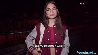 Ateşli Bir Fransız Model, Oldukça Sapıkça Bir Sahnede Sürpriz Bir Halka Açık Seksle Mutlu Oluyor.