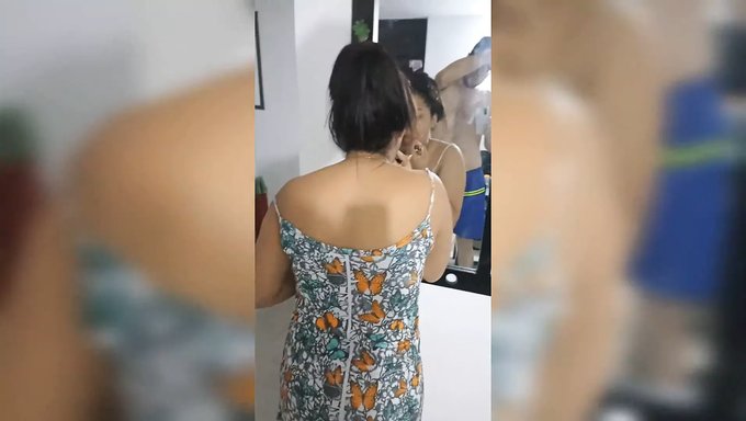 Büyük Meme Uçlarına Sahip Doğal Güzellik, Beyaz Bir Adamla Dominant Oluyor