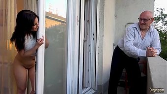 Ateşli Bir Hatun Yaşlı Adamın Parmaklarından Ve Dilinden Boşalabilir Mi?