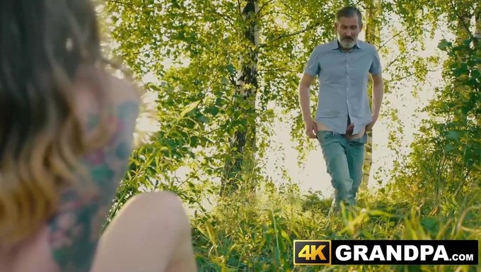 Genç Genç Kız, Açık Havada Büyük Bir Yarrağa Binerken