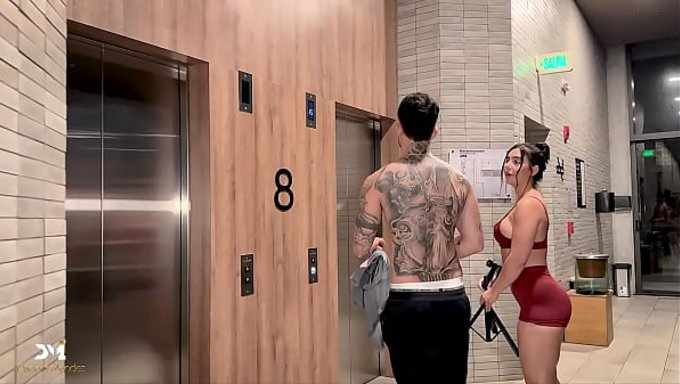 Kız Spor Salonunda Yalnız Başına Egzersiz Yaparken, Bir Adam Ona Yardım Etmeye Gelir.