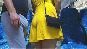 Güzel Hatun Otobüste Sulu Amını Okşuyordu Ve Yabancı Bir Adam Tarafından Sikerken Kendinden Geçti.