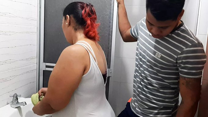 Olgun Milf, Banyoda Cunnilingus Alırken Mastürbasyon Yapıyor