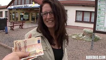 Esmer Bebek Jana Diskret Beceriliyor Ve Içine Boşalıyor