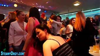 Genç Kadınlar Bu Ateşli Videoda Büyük Yarraklarla Başa Çıkıyorlar