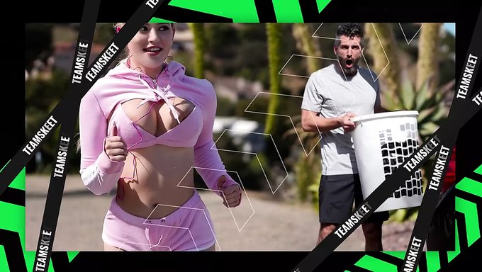 Büyük Popolu Esmer, Üvey Erkek Kardeşi Tarafından Amerikan Porno Videosunda Beceriliyor