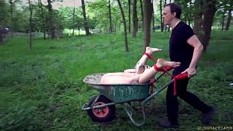 Büyük Göğüslü Köle Sert Bdsm Oral Seksine Dayanır Ve Ağzına Boşalır
