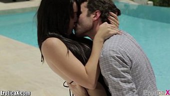 Güzel Bebek Natalie Heart Havuz Kenarında Oral Seks Yapıyor Ve Sikişiyor