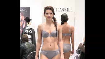 Avrupa Iç Çamaşırı Modellerinin Mastürbasyon Yapmak Için Derlemesi
