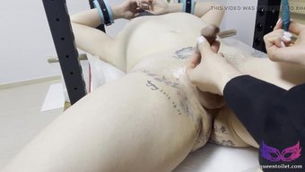 Koreli Dominatrix, Tıraş Olmaya Ve Aşağılanmaya Boyun Eğiyor.