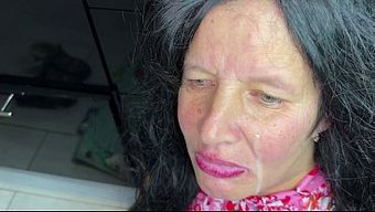 Üvey Oğlan, Üvey Annesini Çamaşır Makinesi Kazasından Kurtarıyor Ve Sonra Onunla Yakınlaşıyor.