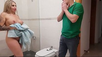 Duşta Ateş Iyice Yükseliyor; Göğüsleriyle Baş Döndüren Sarışın Üvey Annem Bana Kendini Siktiriyor.