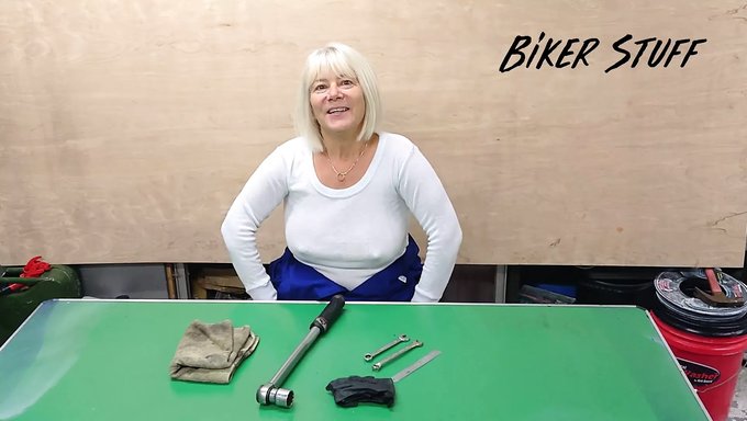 Beyaz Gömlekli Sarkık Göğüslü Milf, Bisikletinde Yaramazlık Yapıyor