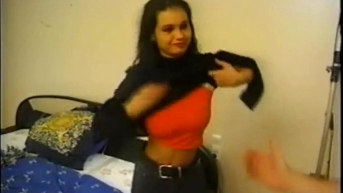 18+ Nicoletta Axin, Büyük Göğüs Sikişinin Ilk Tadını Alıyor