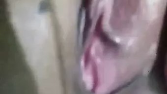 Ince Milf Nida Ali, Sıkı Amıyla Tek Başına Oynamaya Dalıyor
