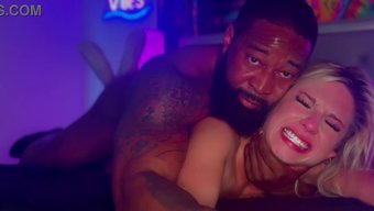 Kait, Sarışın Güzellik Bu Porno Videoda Vahşi Ve Azgınlaşıyor.