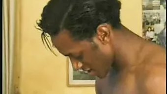 Ingiliz Göğüslü Kadın, Omar Williams Ile Retro Irklararası Anal Seks Yapıyor