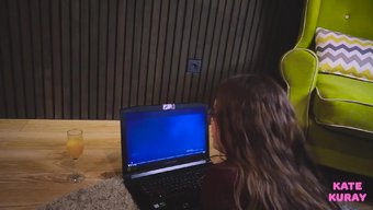 Harry Potter Filmini Hiçbir Şeyi Kaçırmadan Bir Arkadaşıyla Izledi.