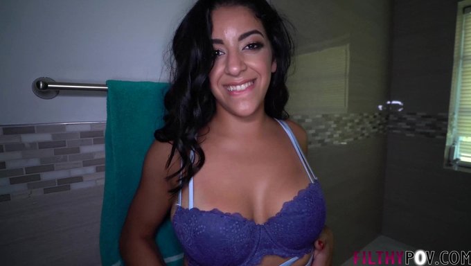 Mia Martinez, Profesyonel Gibi Derin Bir Boğaz Sakso Çekiyor Ve Spermleri Yutuyor