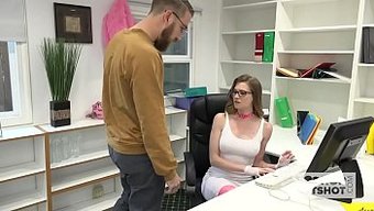 Ince Ofis Fahişesi, Sert Seks Videosunda Bir Yabancı Tarafından Beceriliyor